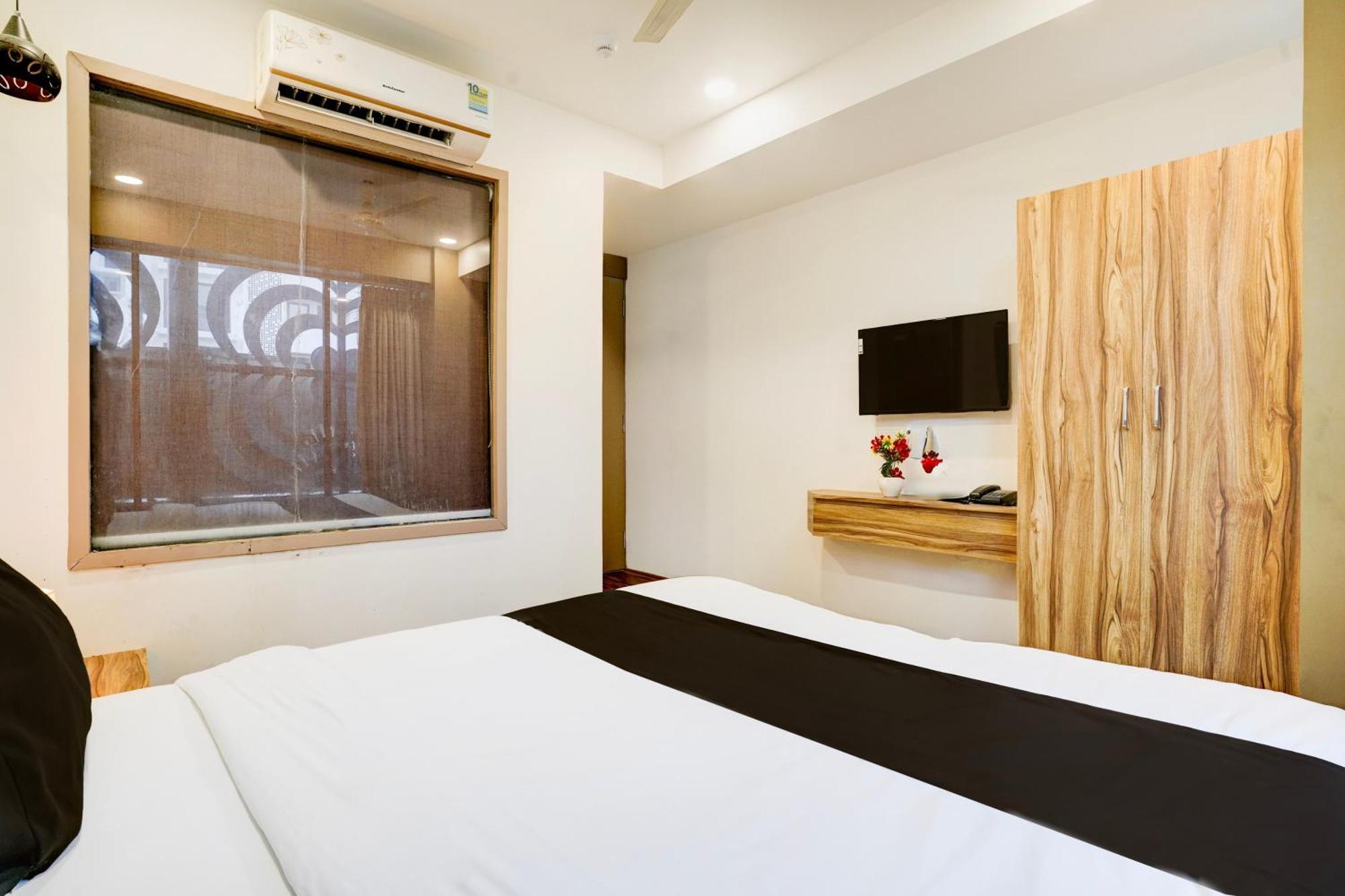 Super Collection O Vesu Surat Formerly Hotel Signature Buitenkant foto